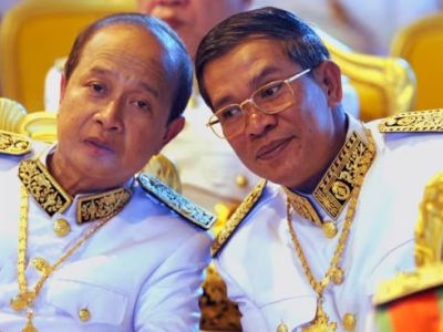 Бывшие премьер-министры Камбоджи Нородом Ранаридх и Хун Сен в парадных мундирах. Фото: khmer.voanews.com Бывшие премьер-министры Камбоджи Нородом Ранаридх и Хун Сен в парадных мундирах. Фото: khmer.voanews.com