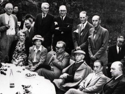 Встреча писателей-эмигрантов с Константином Симоновым, Париж, 1946. Фото: t.me/akalitin